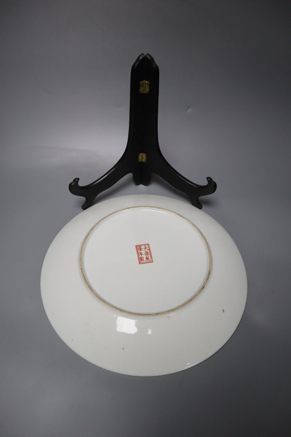 A Chinese famille rose dish, diameter 33cm